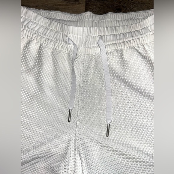 LULULEMON Mesh on Mesh Women's Shorts White Size 8 - Picture 3 of 8